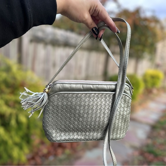 Vintage GANSON Silver Metalic Woven Leather Crossbody Bag With Tassel - Picture 3 of 11